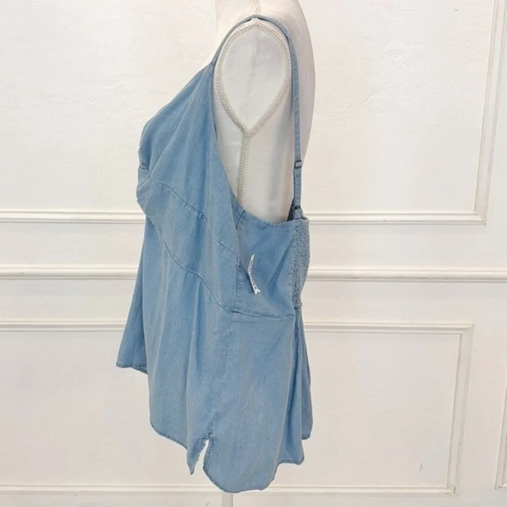 Old Navy Chambray‎ Tank Top Women 2X Light Blue Plus Size Smocked Summer Coastal